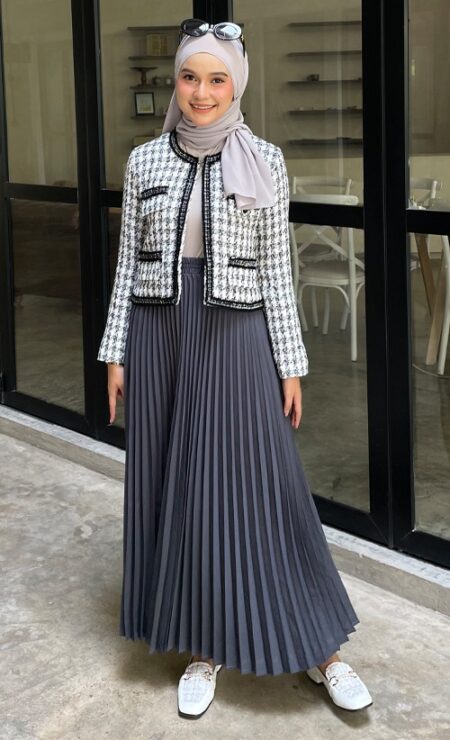Azura Pleated Skirt In Dark Grey