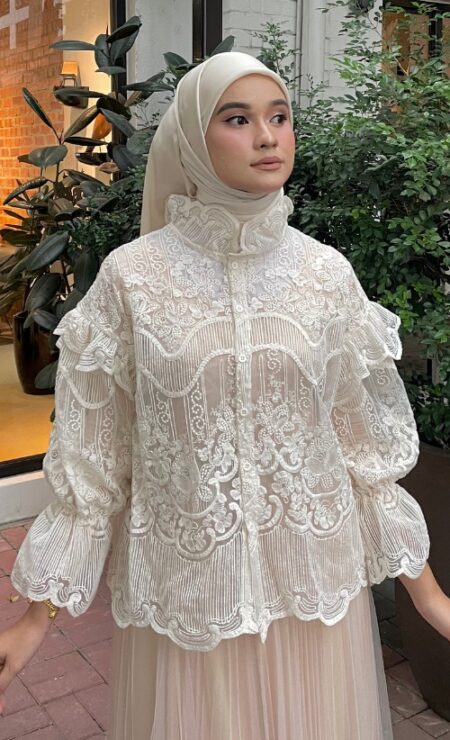 Daisey Lace Top In Premium Cream