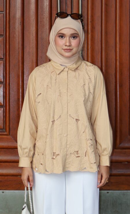 Kelly Embroidery Shirt in Brown